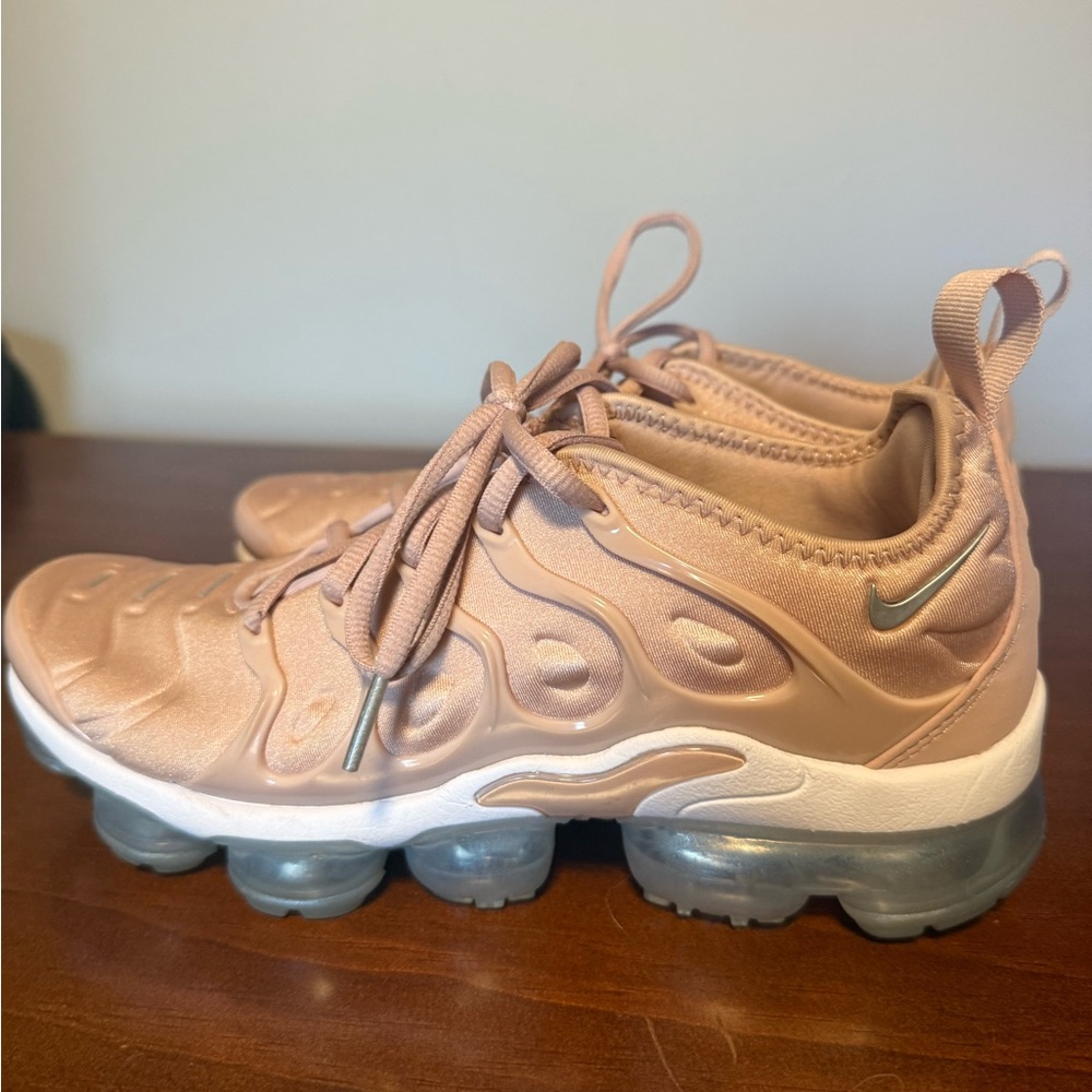 Nike Women's Sneakers in Tan and Silver